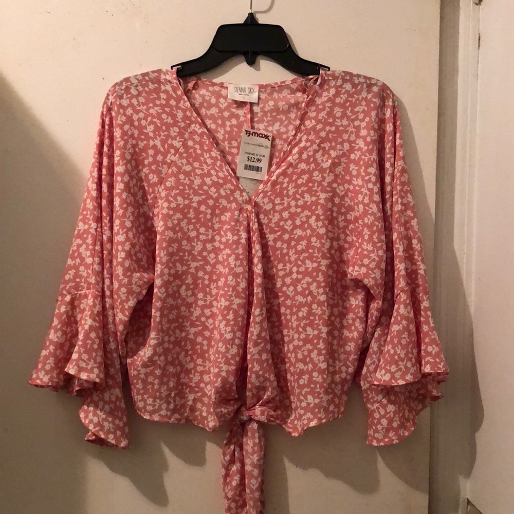 Tie front, flowing arm top.